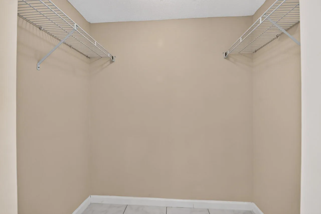 33-4140-NW-44th-Ave-33-