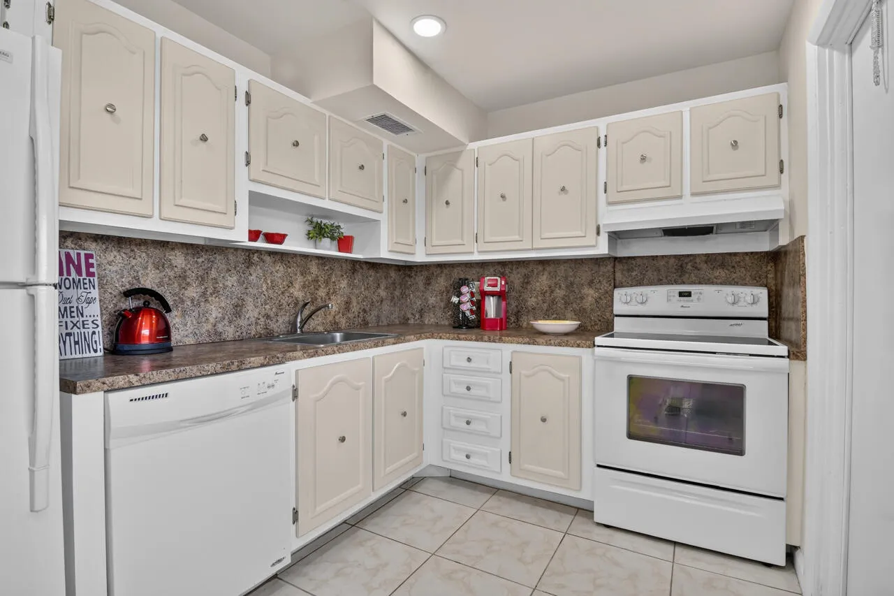 11-4140-NW-44th-Ave-11-