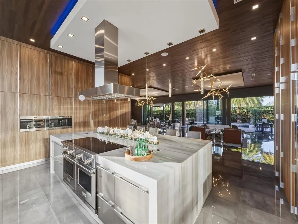 kitchen looking to pool