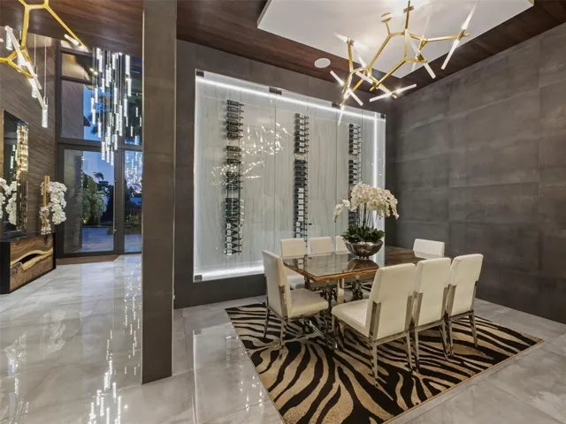 wall wine dining