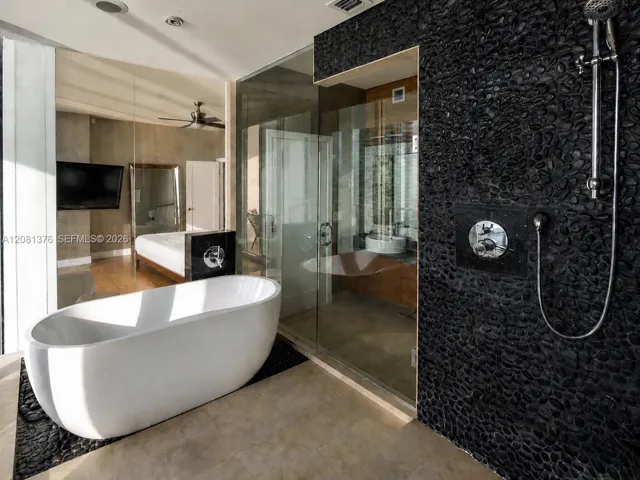 Bathtoom Master Bed
