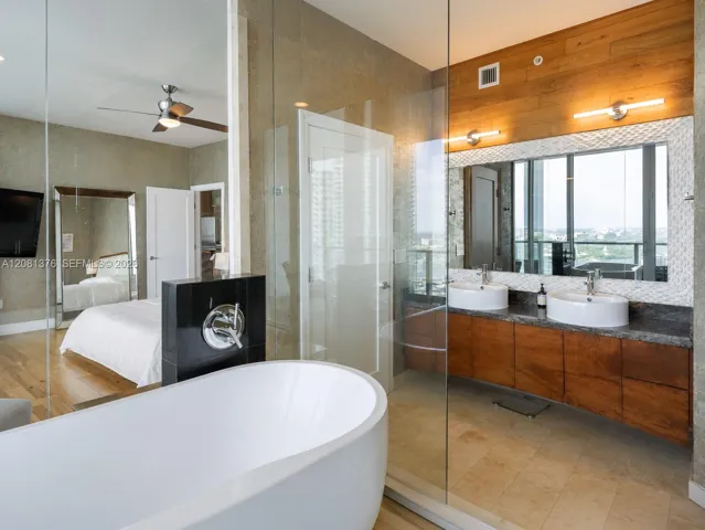 Bathtoom Master Bed