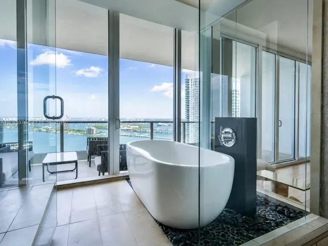 Bathtoom Master Bed