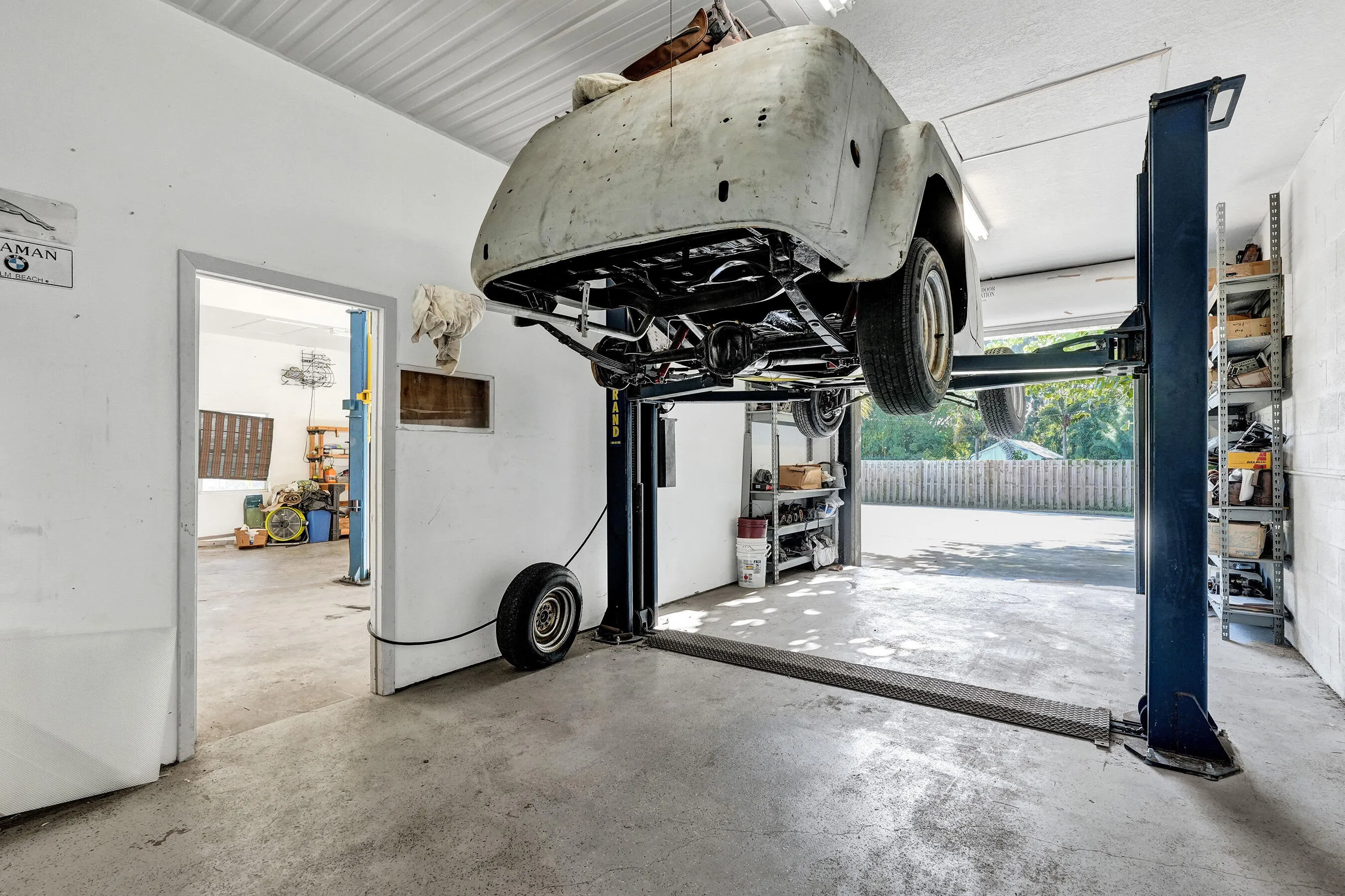 2nd bay/ car lift with dividing wall