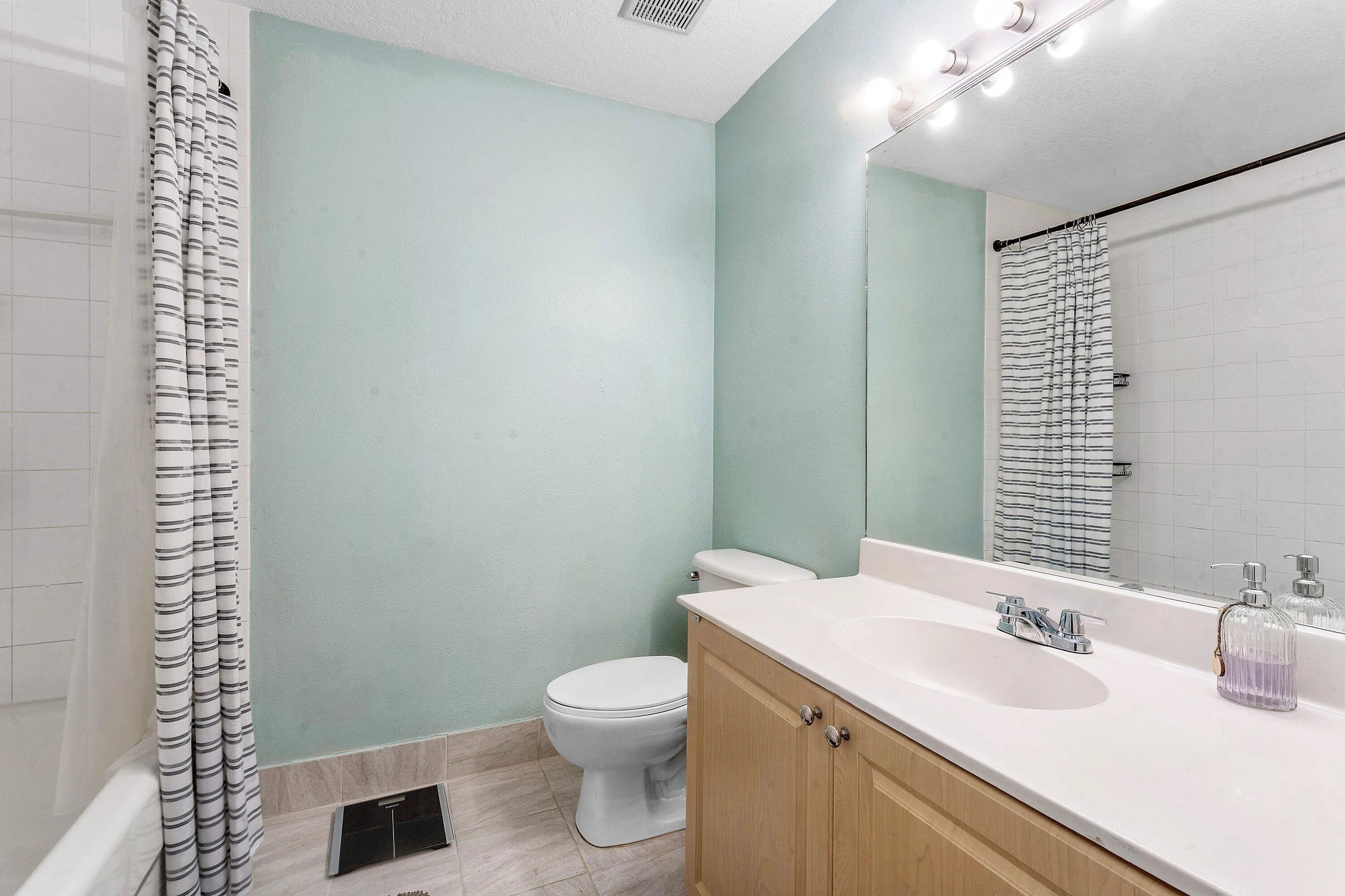 Primary Bathroom with Shower/Tub combo