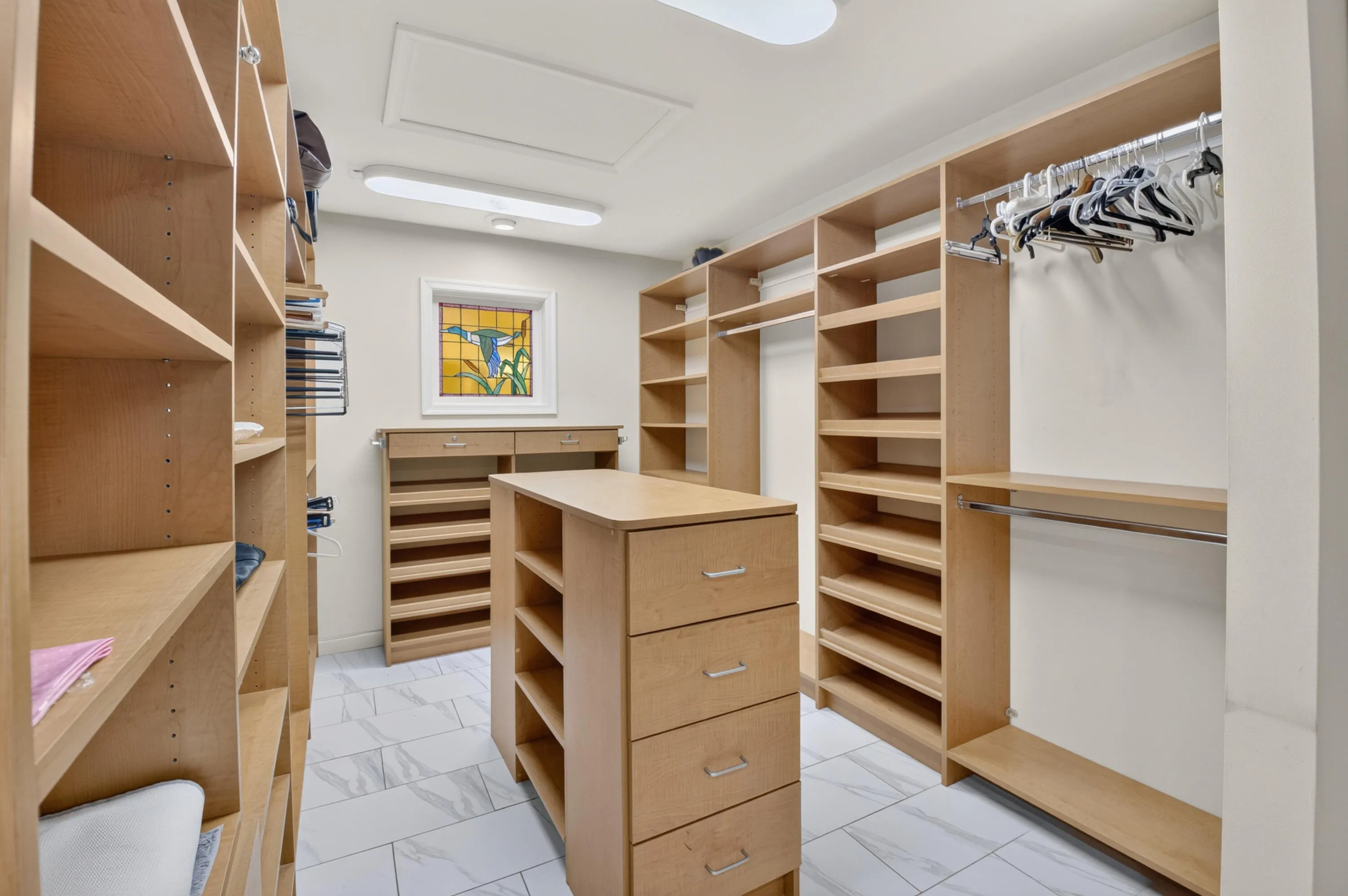 WALK IN CLOSET