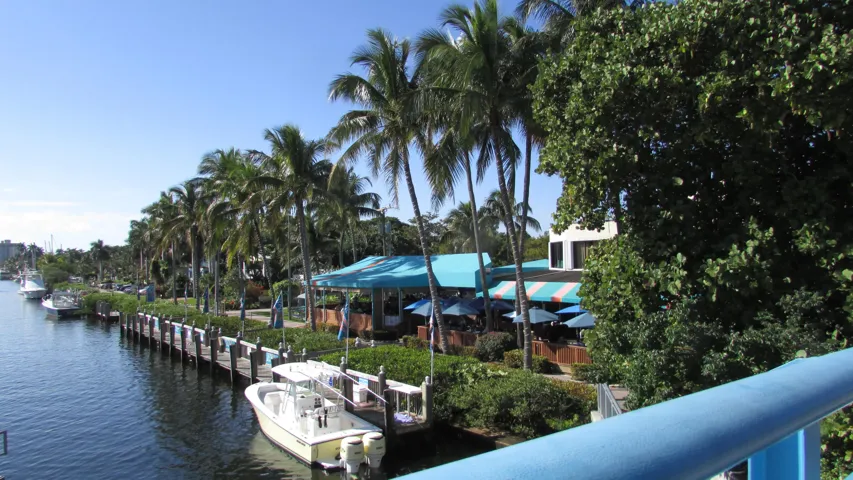 Dining on Intracoastal waterway