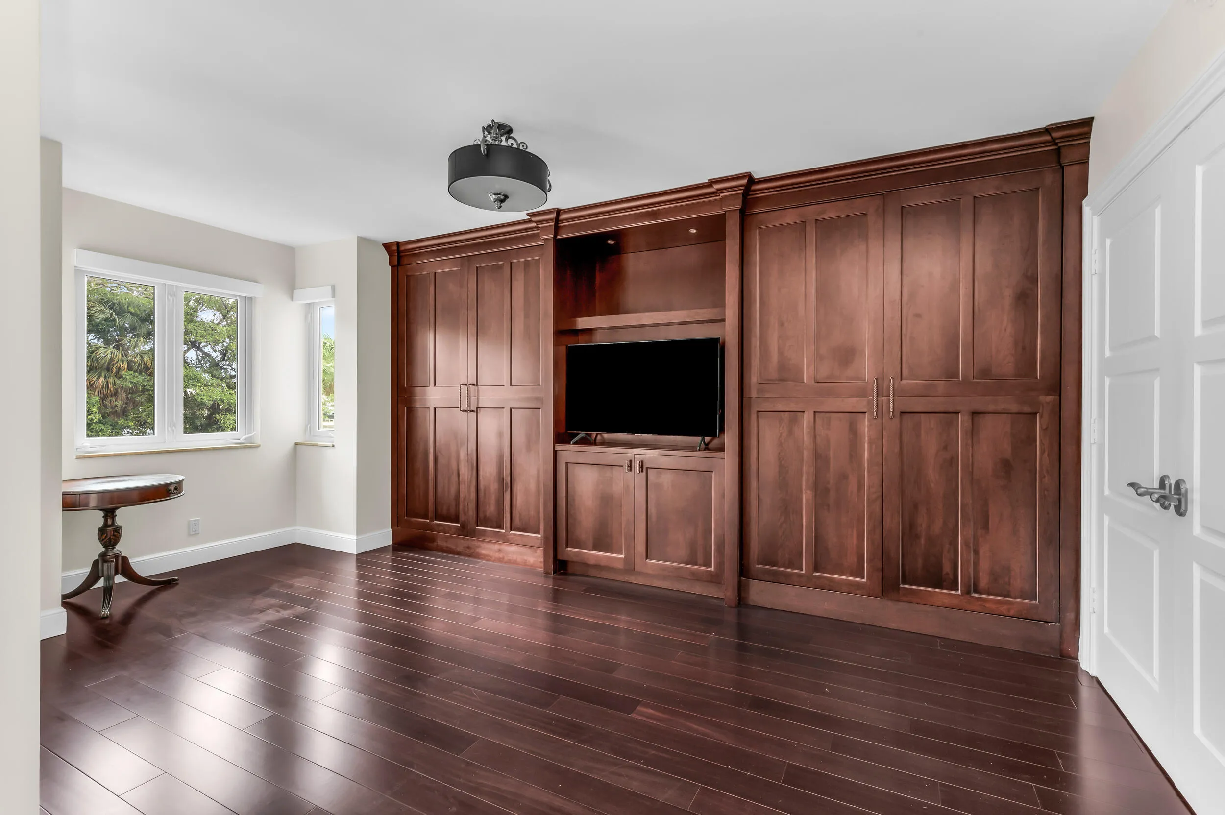 Guest Bedroom w/ Twin Murphy Beds