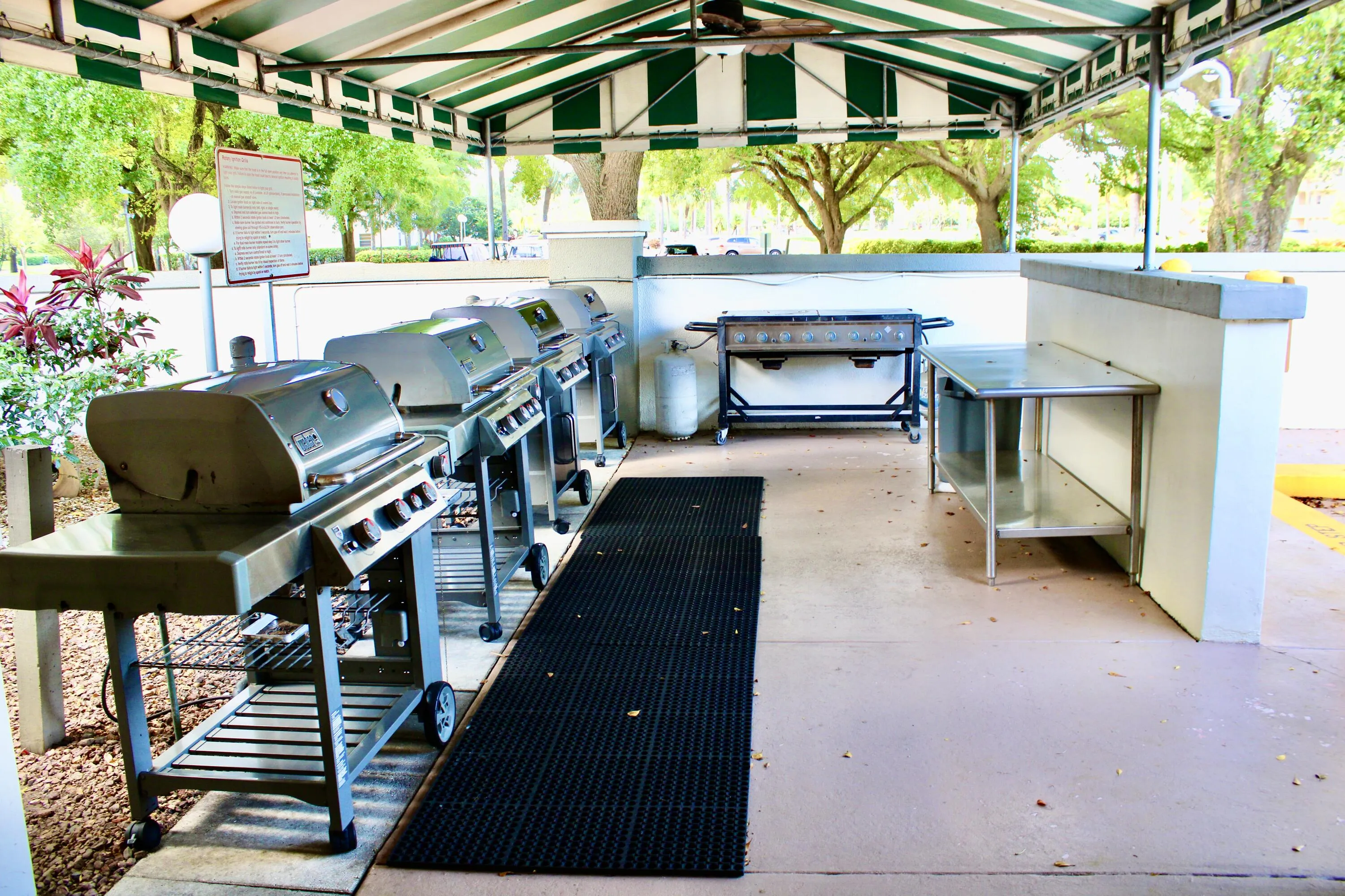 89 WYNMOOR MAIN POOL BBQ AREAS