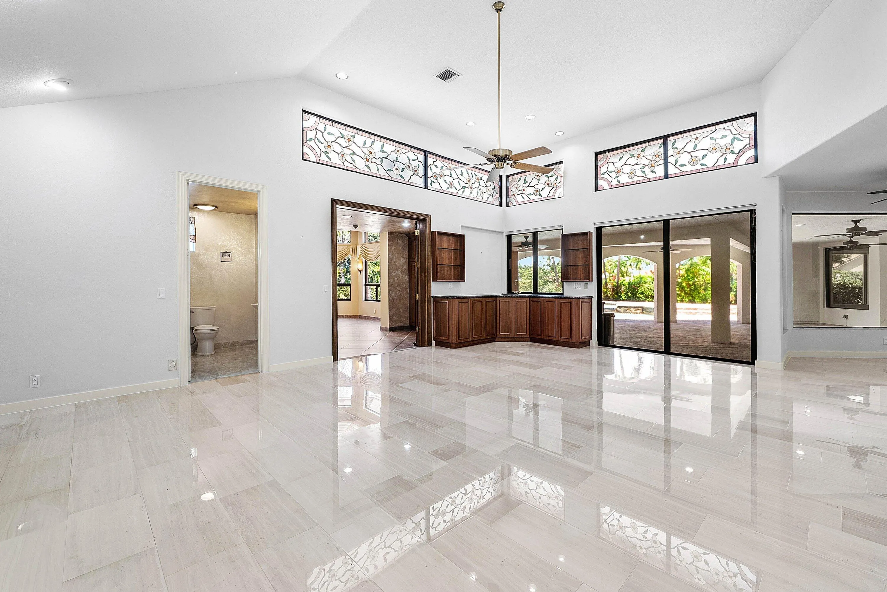 Huge family room off of kitchen