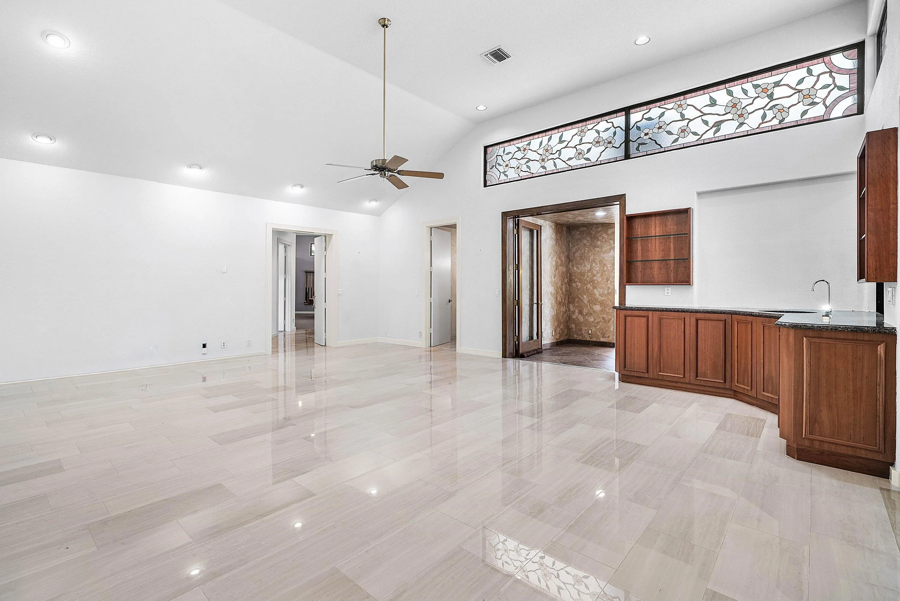 Huge family room off of kithcen