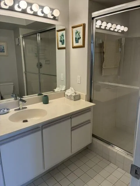Bathroom w/shower