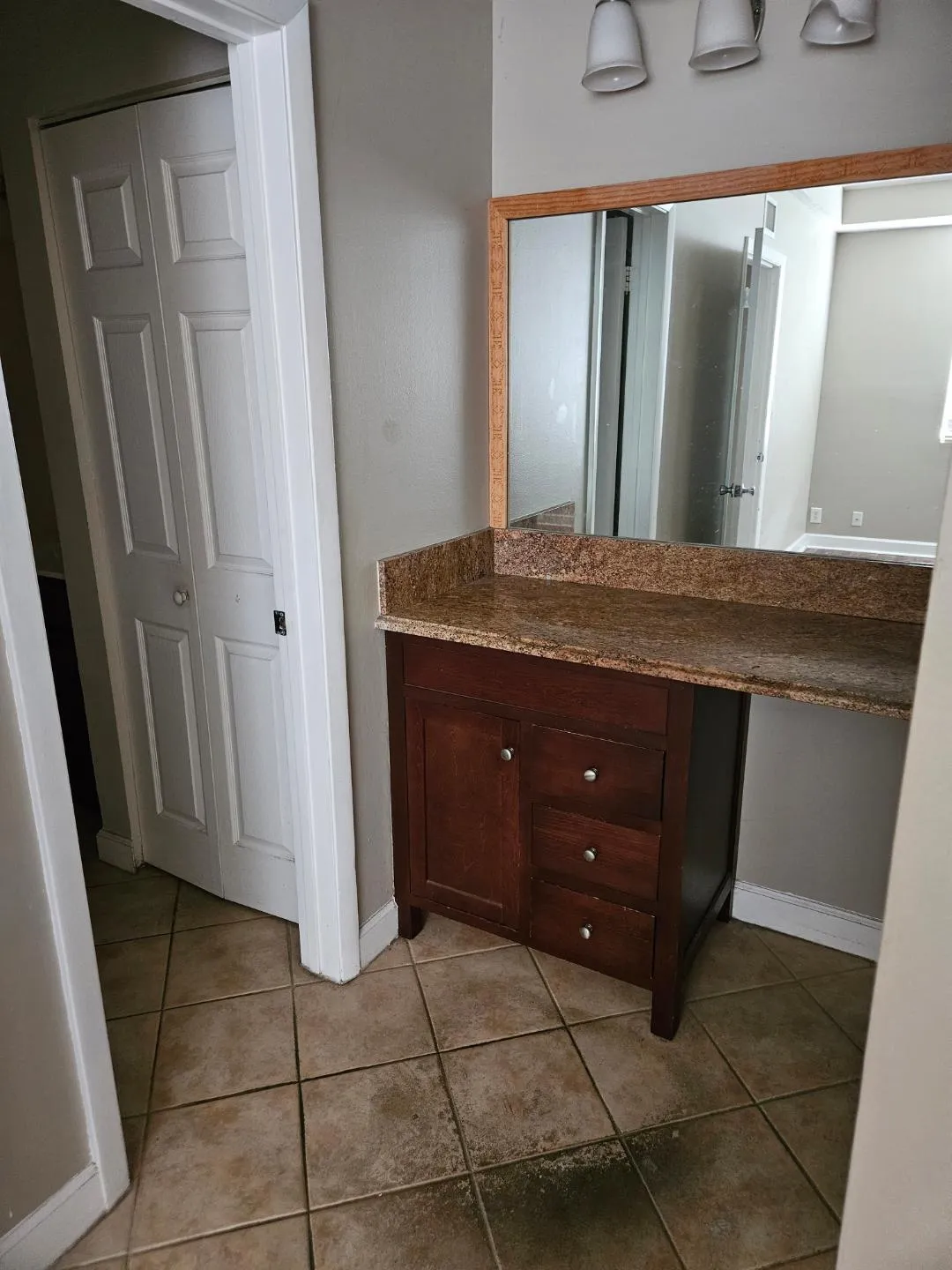 931 LYONS 206 BATHROOM 3