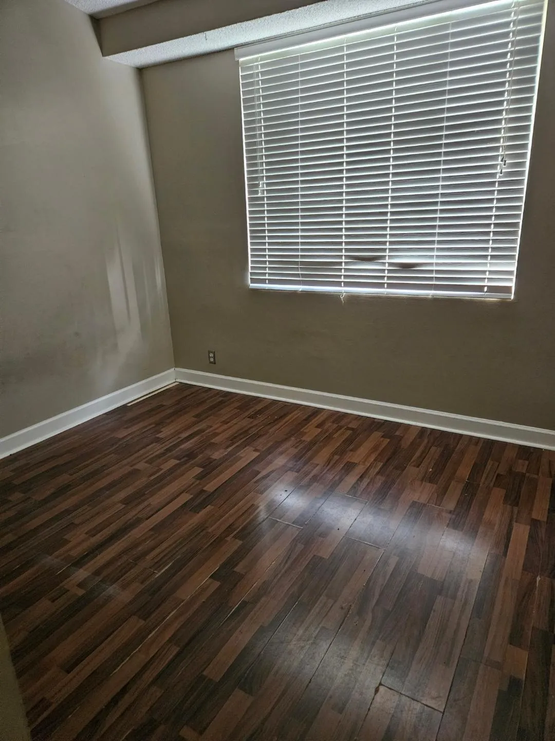 931 LYONS 206 BEDROOM