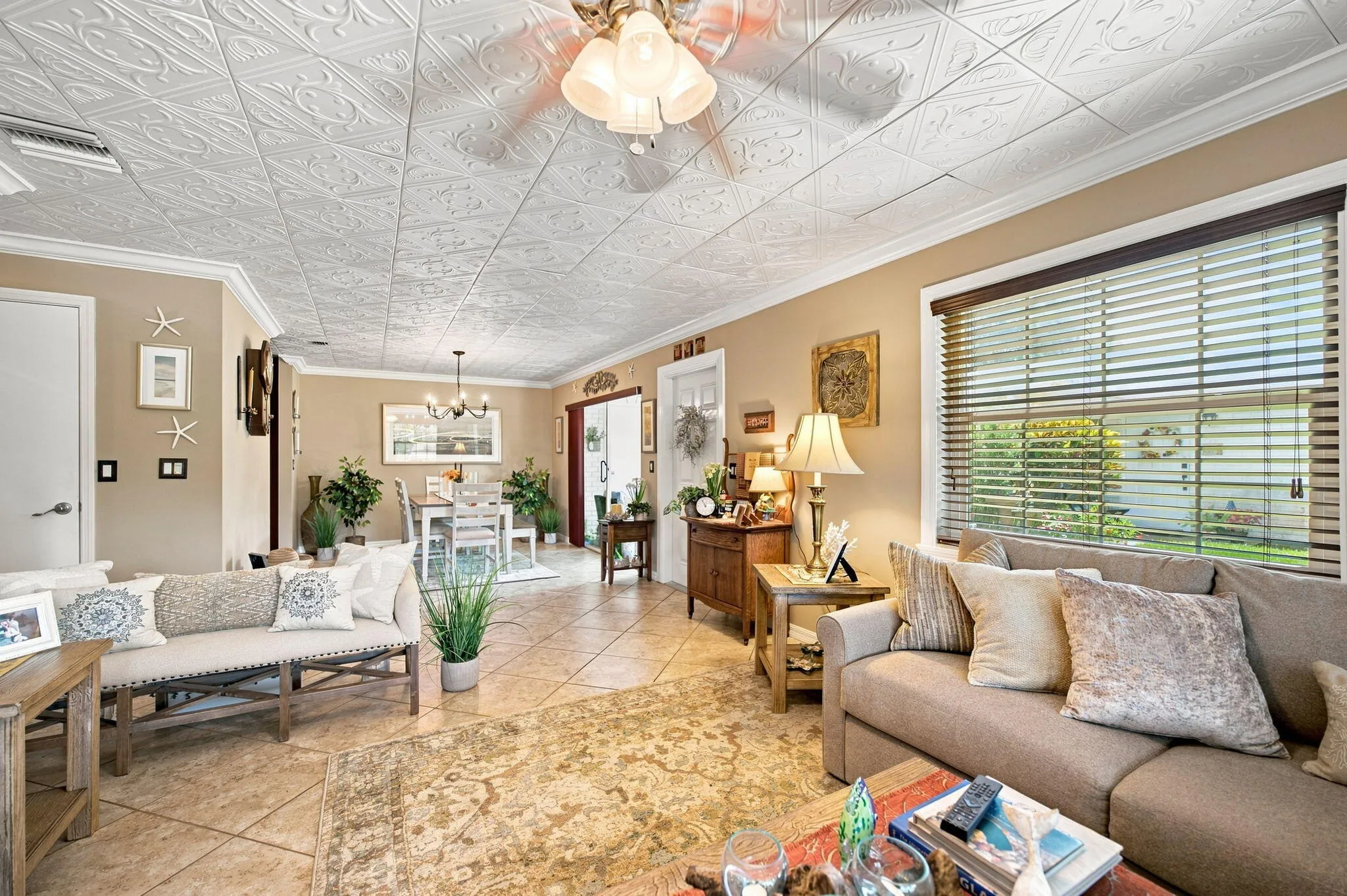 10146 S 44th Terrace Living Room