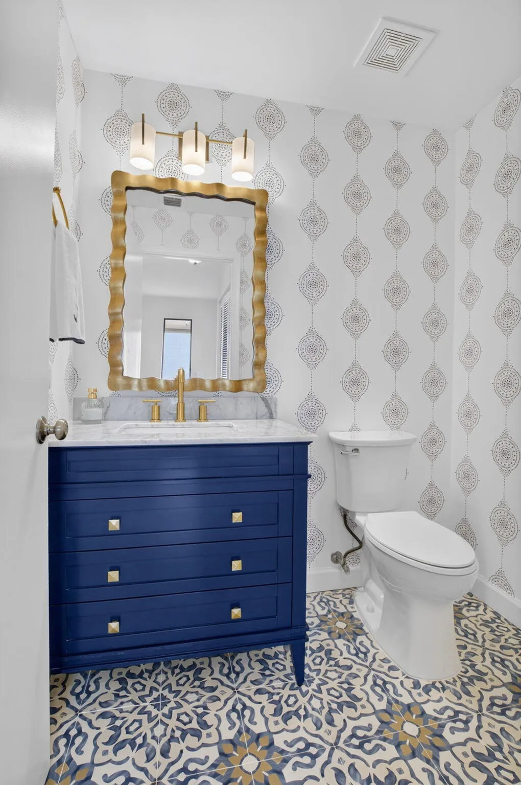 CHARMING POWDER ROOM