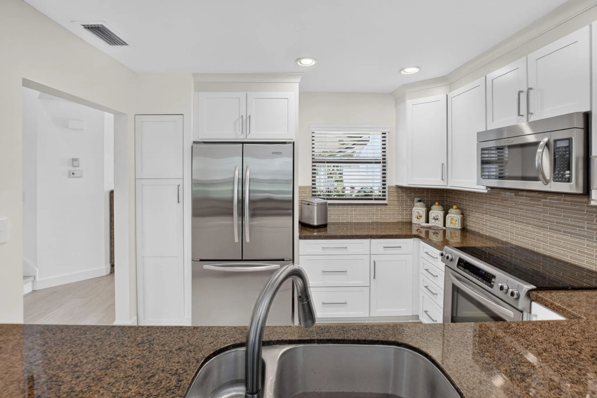 PASSTHRU TO KITCHEN