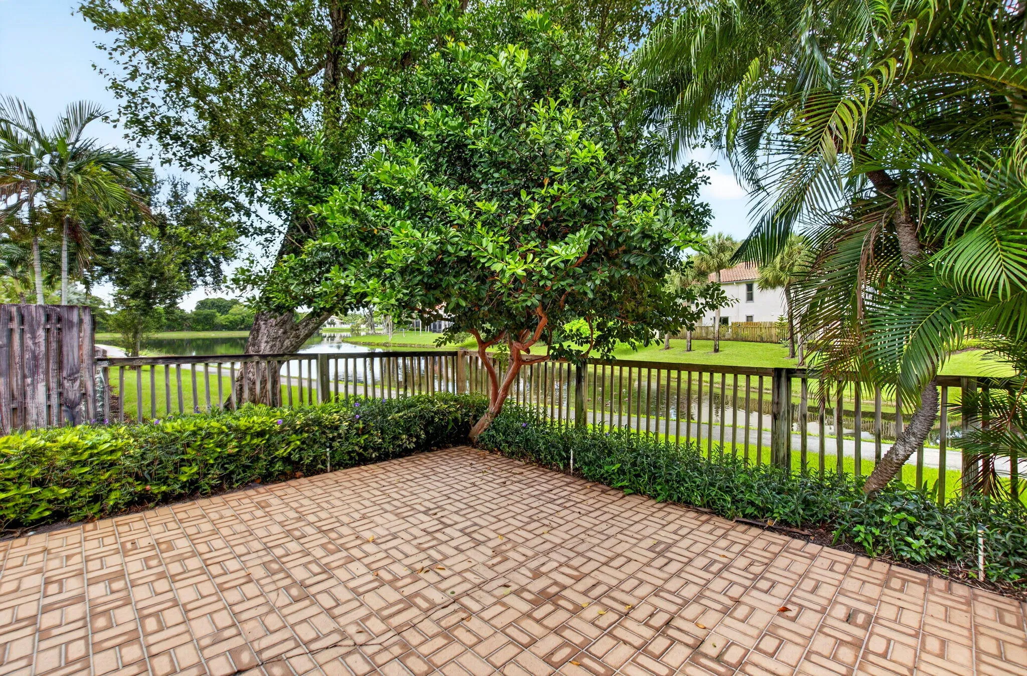 TRANQUIL AND QUIET PATIO WITH LAKEVIEWS