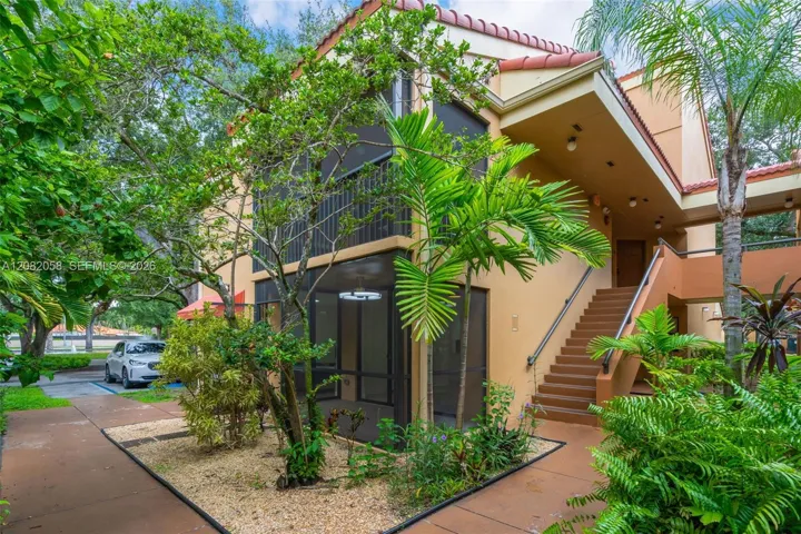 Corner unit, easy access to Parking.