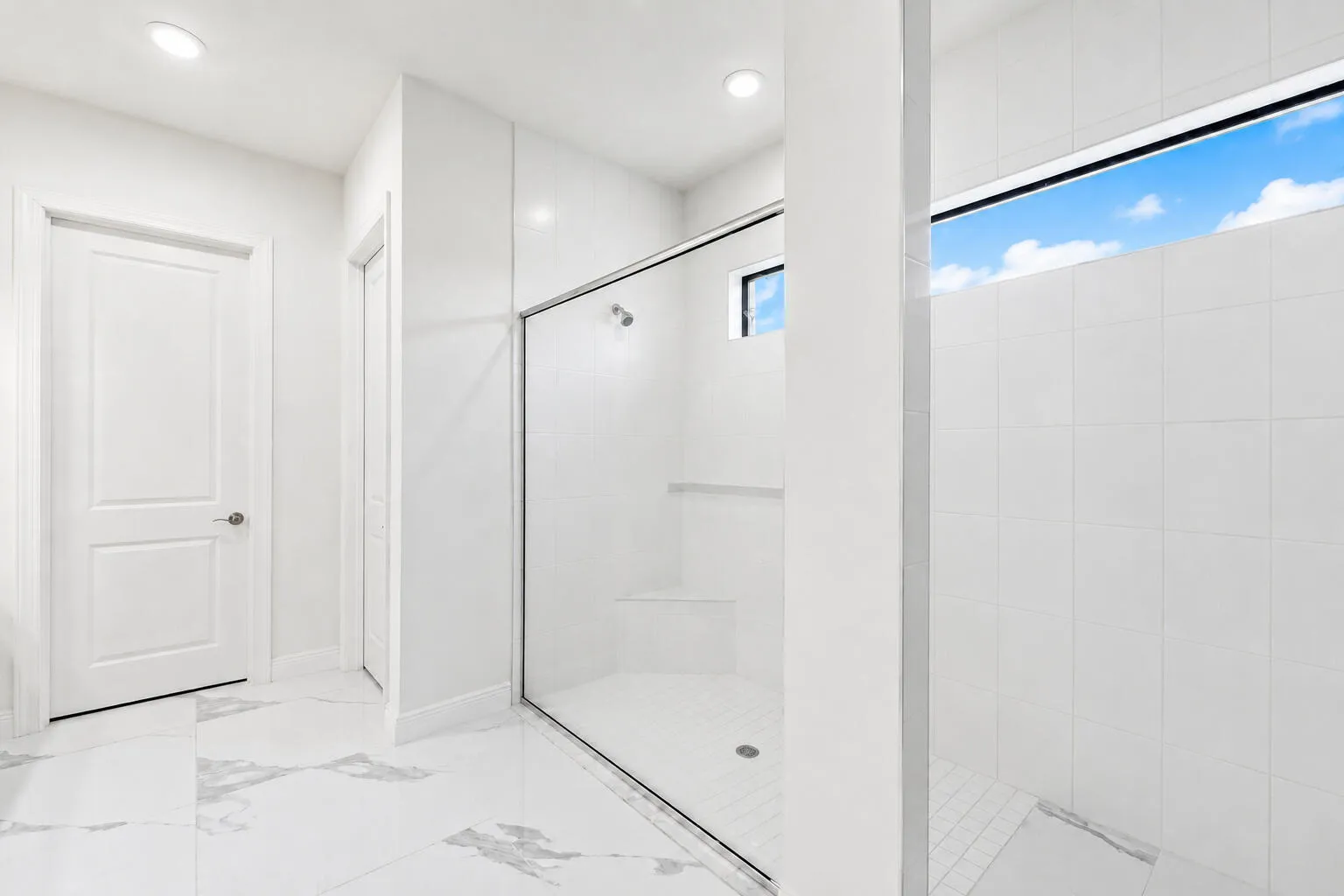 #21-Master Bathroom – Bright and spaci