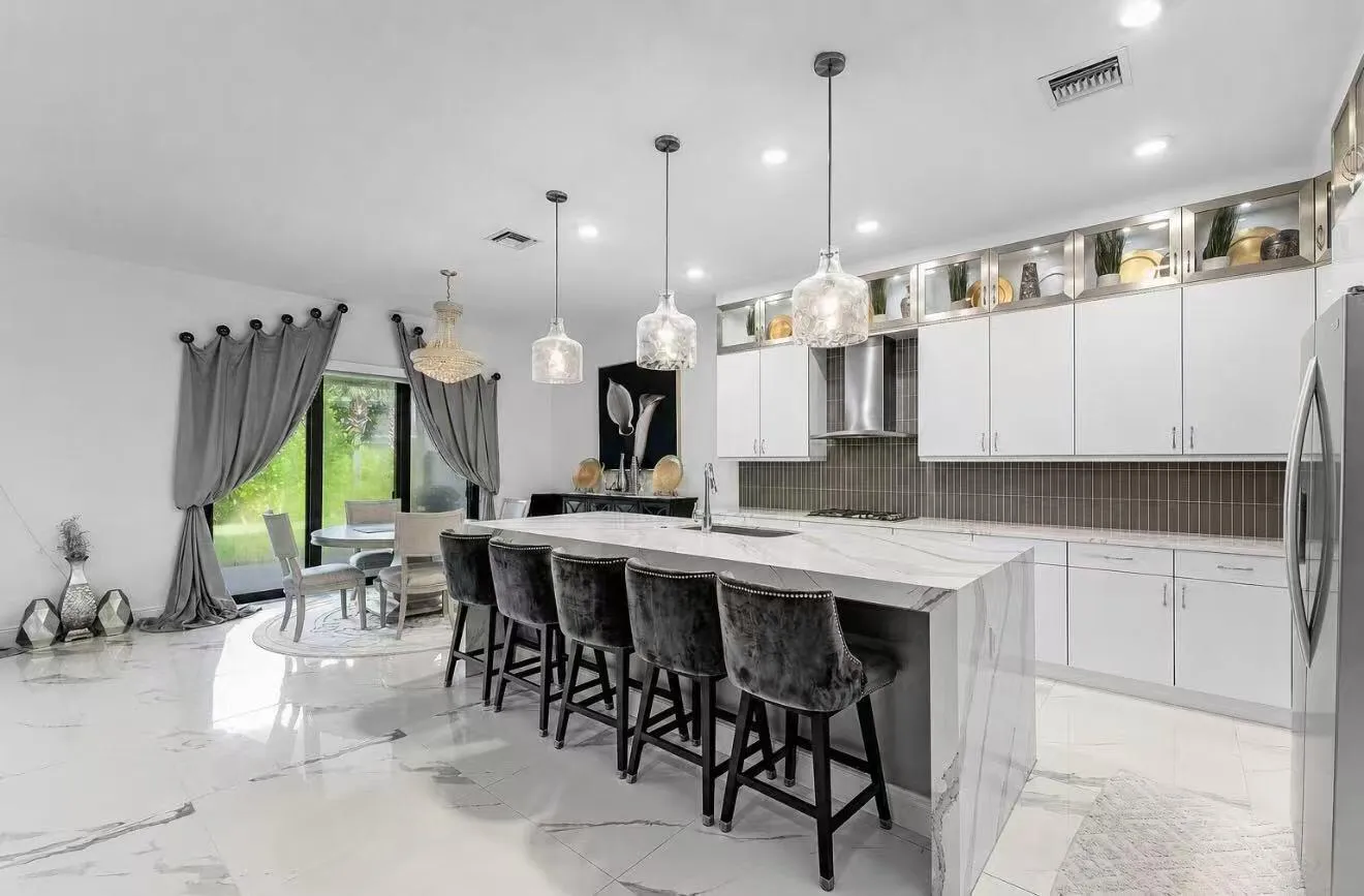#10 Kitchen – Bright kitchen featu
