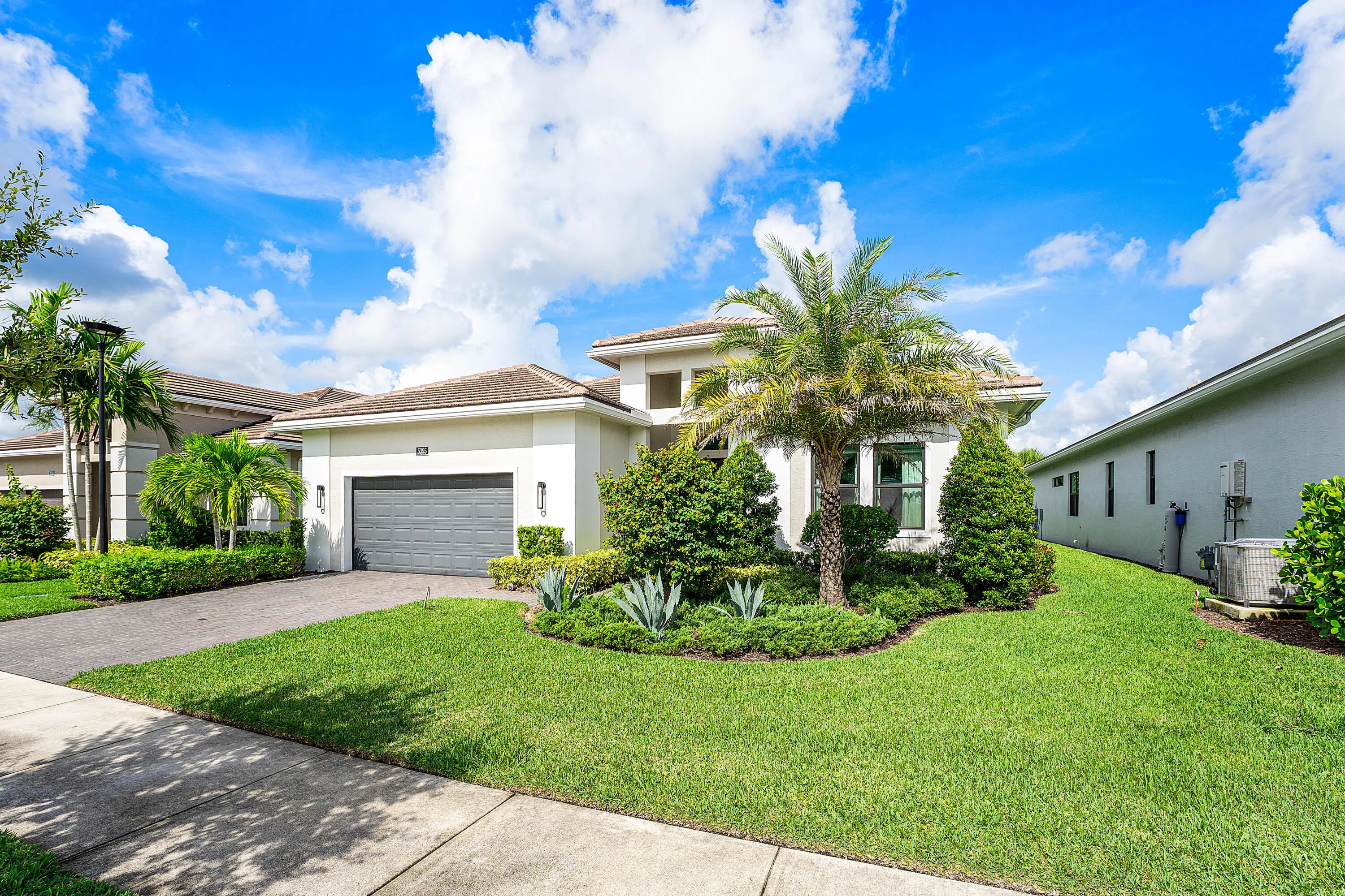 #2 Attractive front exterior showcas