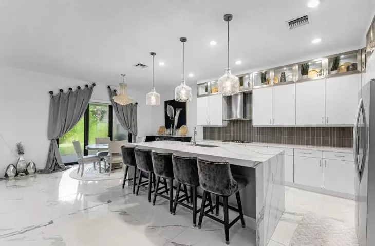#10 Kitchen – Bright kitchen featu