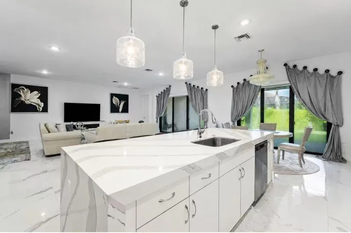 #11 Kitchen Island – Expansive isl