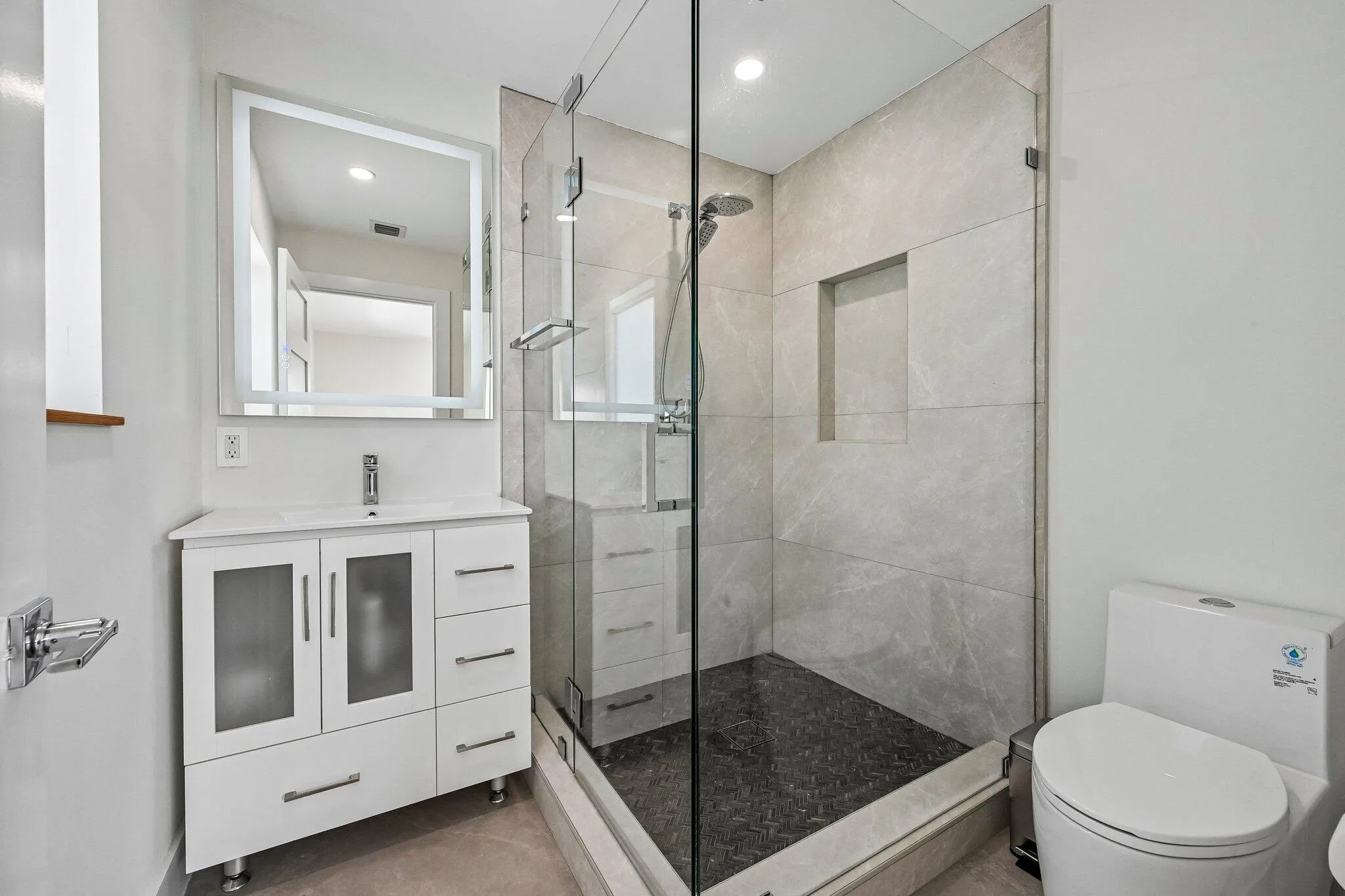 Bedroom 3 En Suite Bath