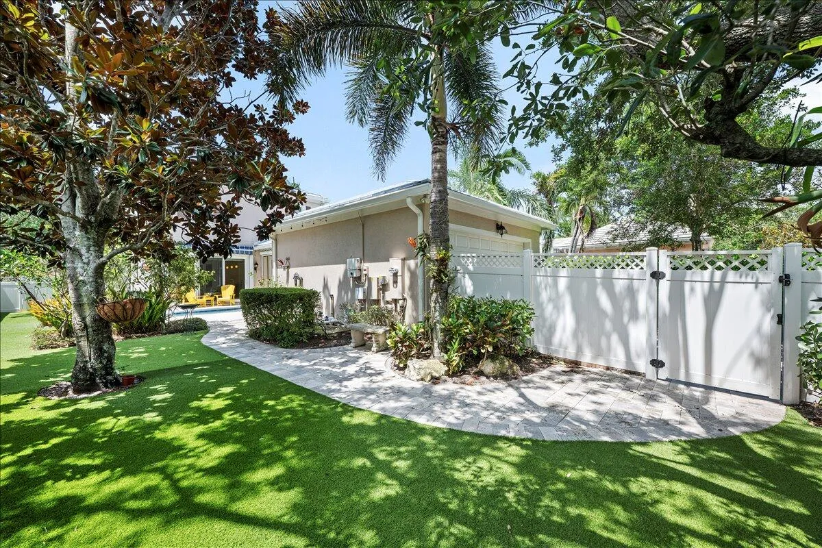 Gorgeous and charming yard