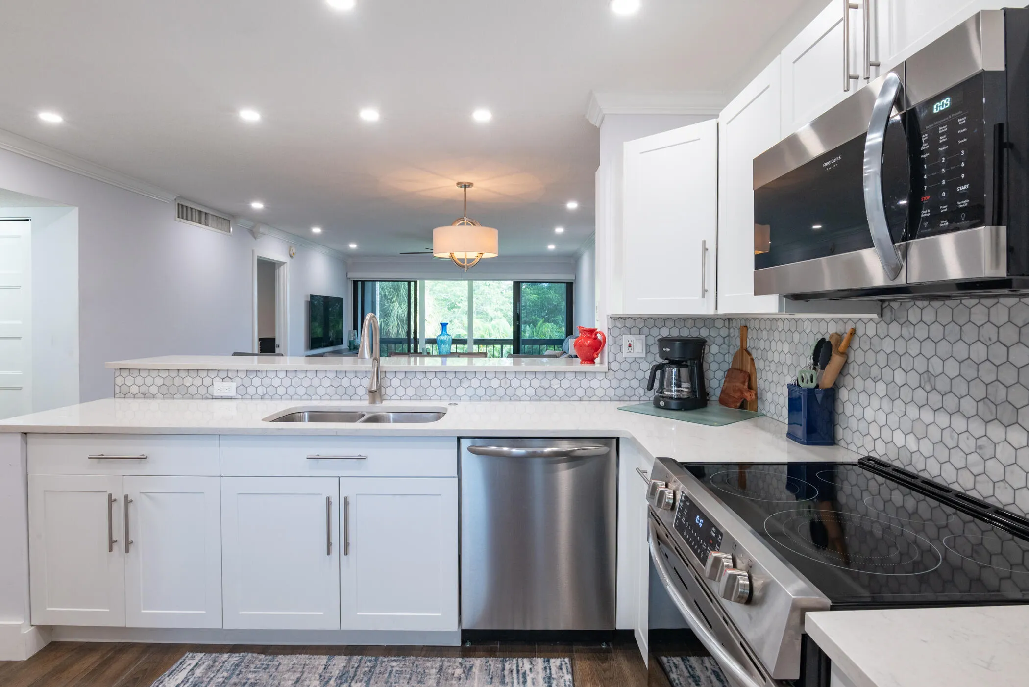 © Clark- 2500 Presidential Way 304-012