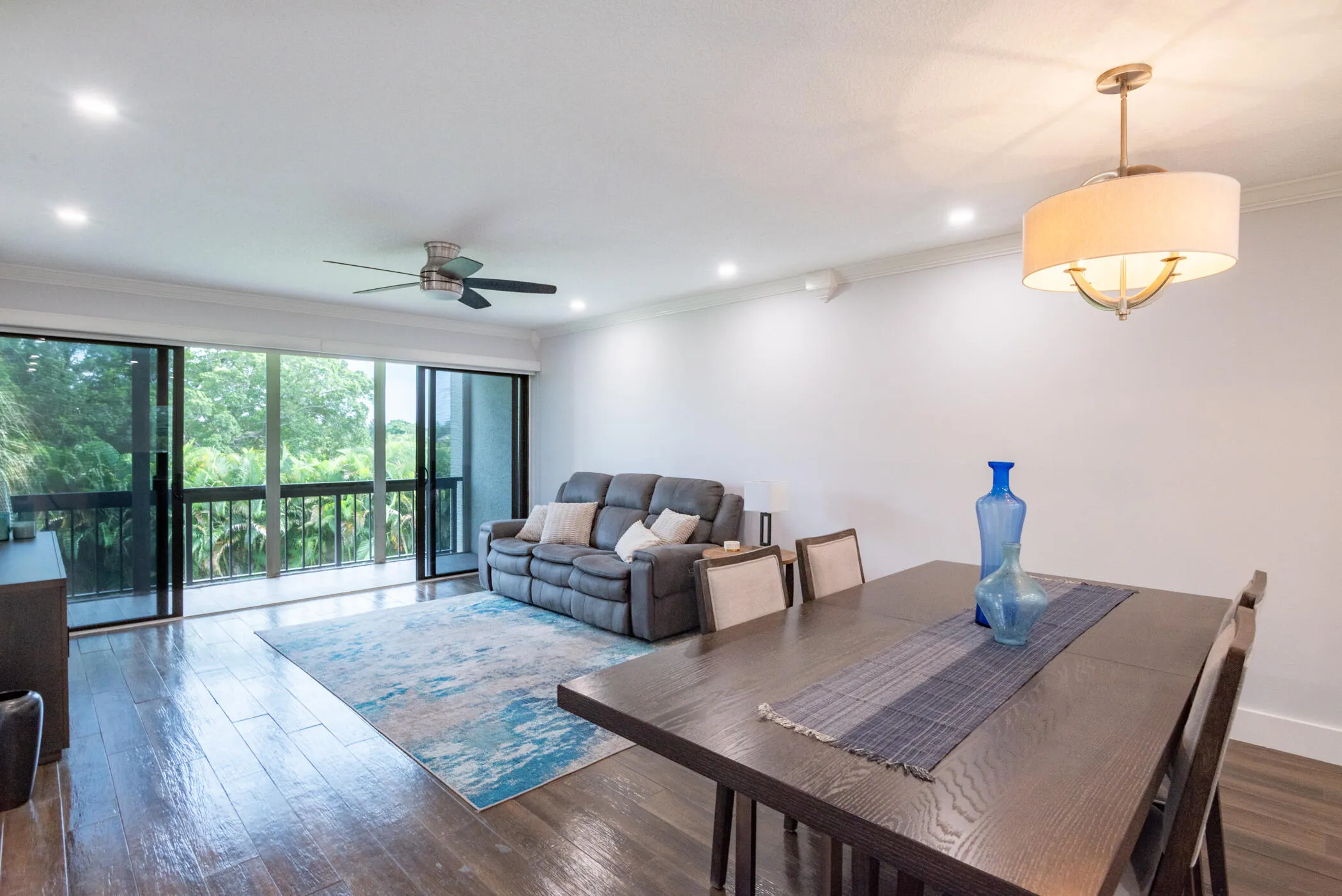 © Clark- 2500 Presidential Way 304-003