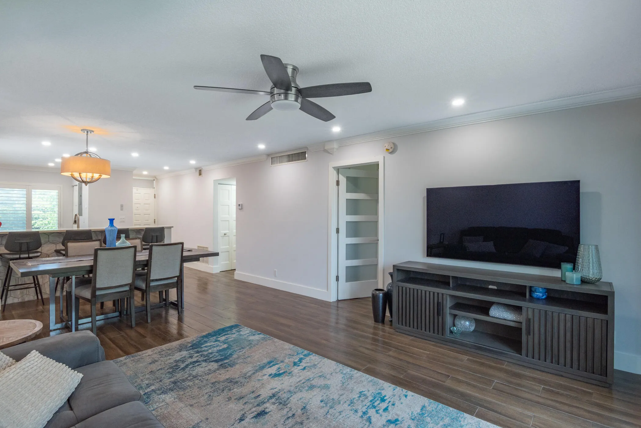 © Clark- 2500 Presidential Way 304-009