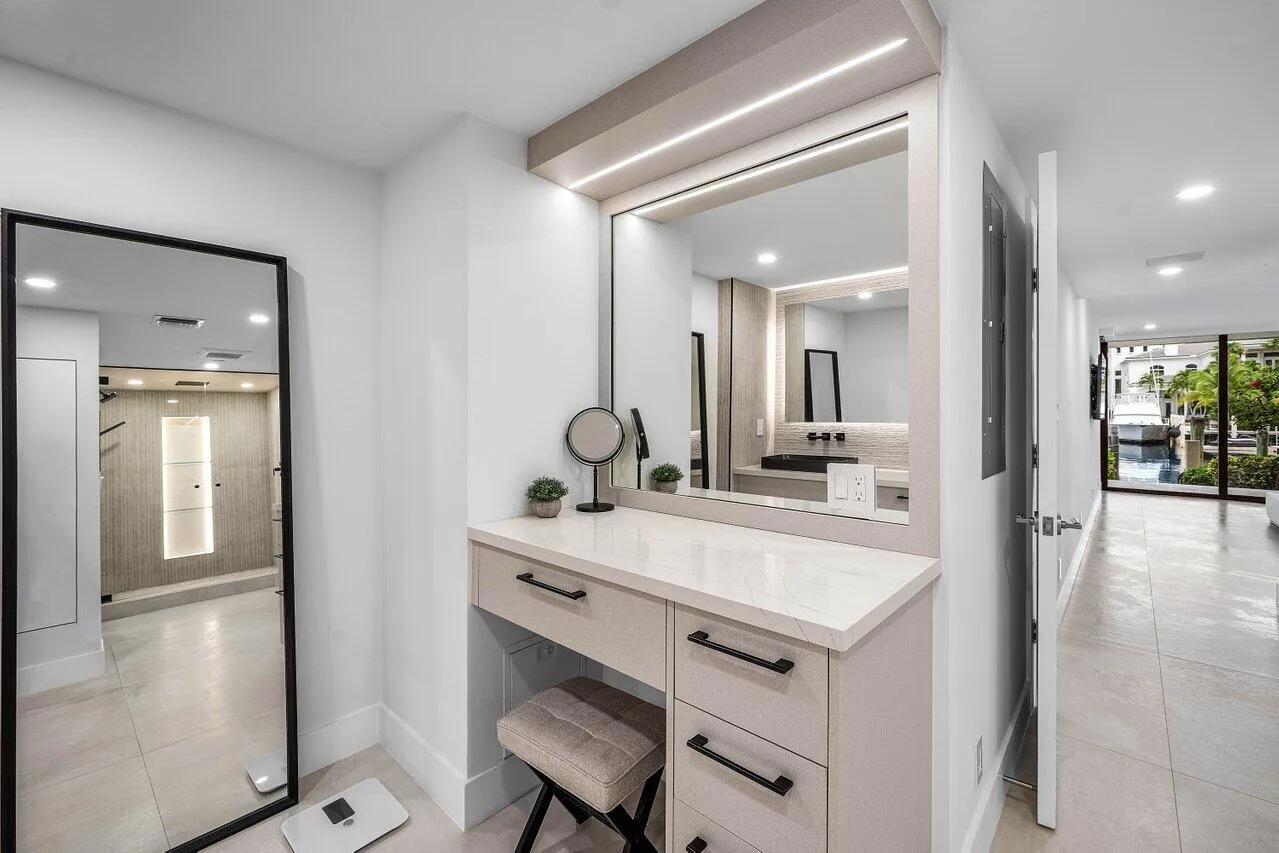 Dressing Area / Vanity Area