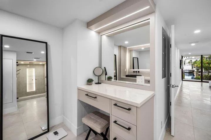 Dressing Area / Vanity Area