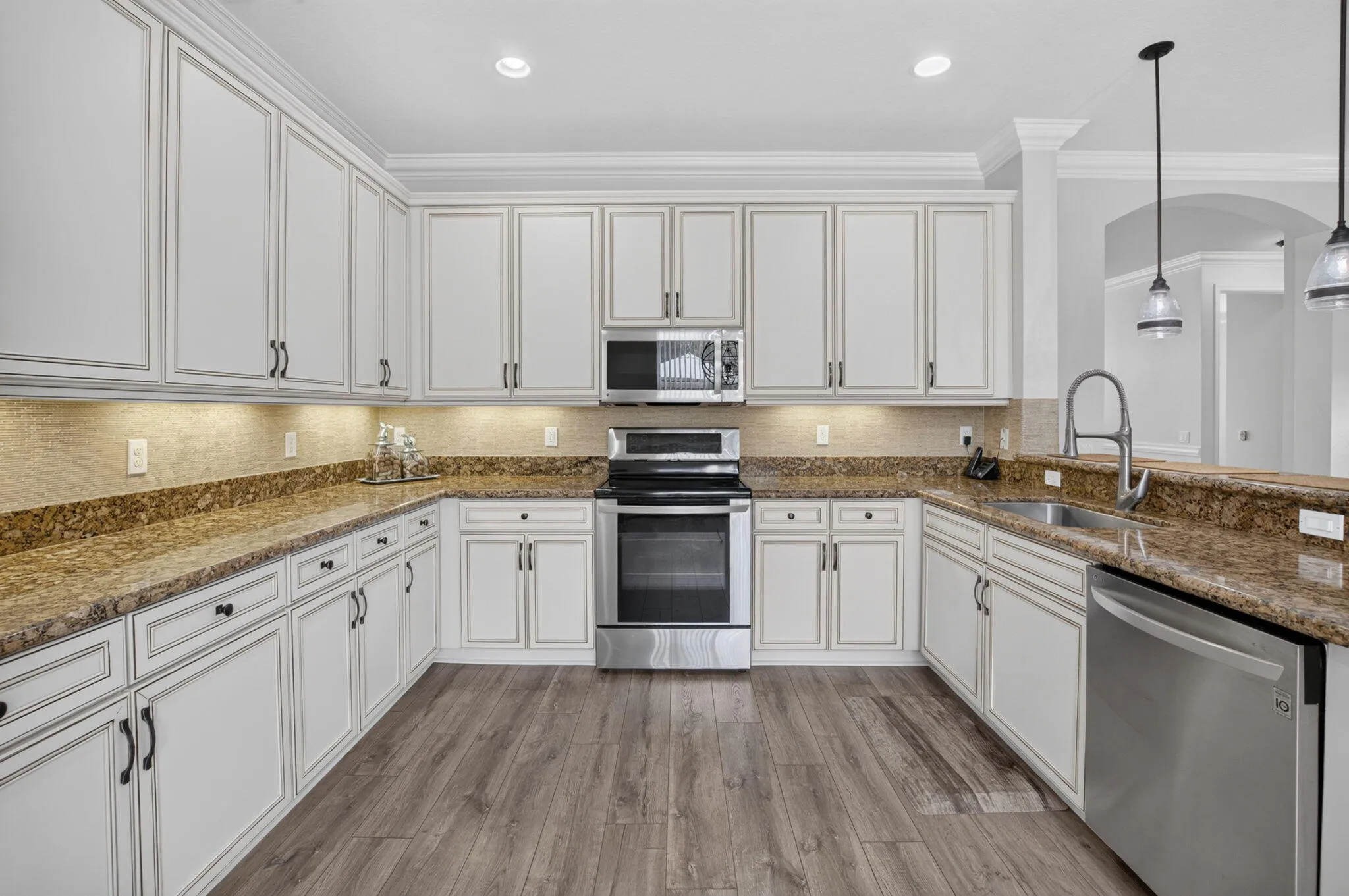 Kitchen | Granite Counters & Stone Backsplash