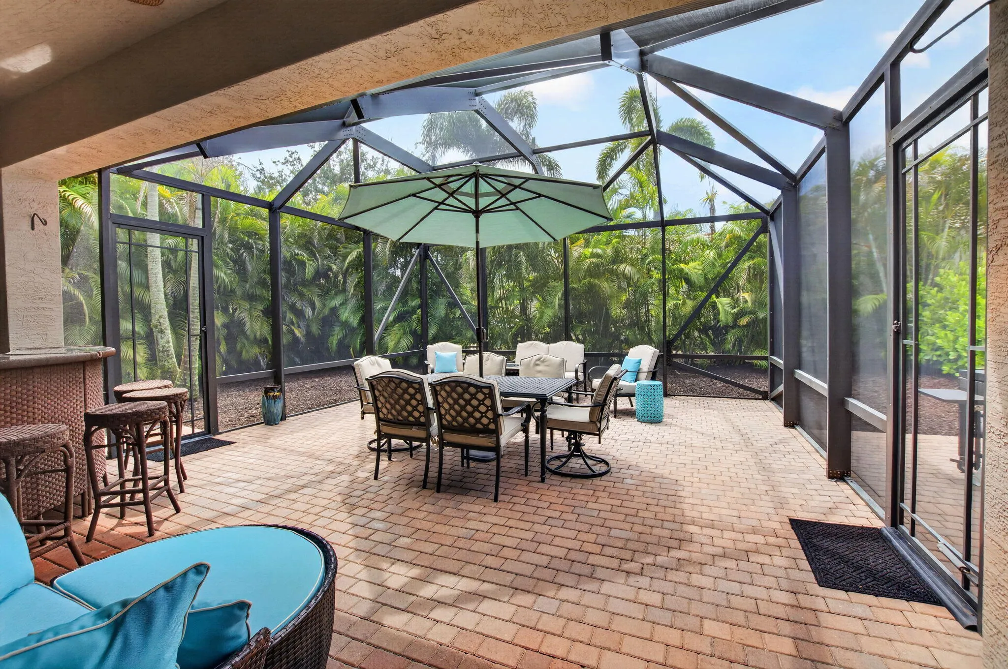 Screened Patio Entertaining Space & Bar