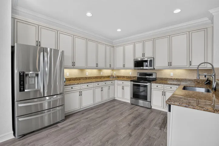 Kitchen | Stainless Appliances & Granite Counters