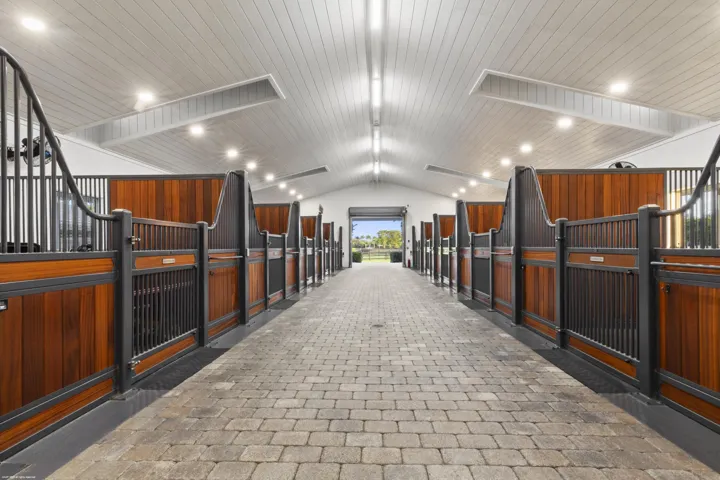 20 Stall Barn