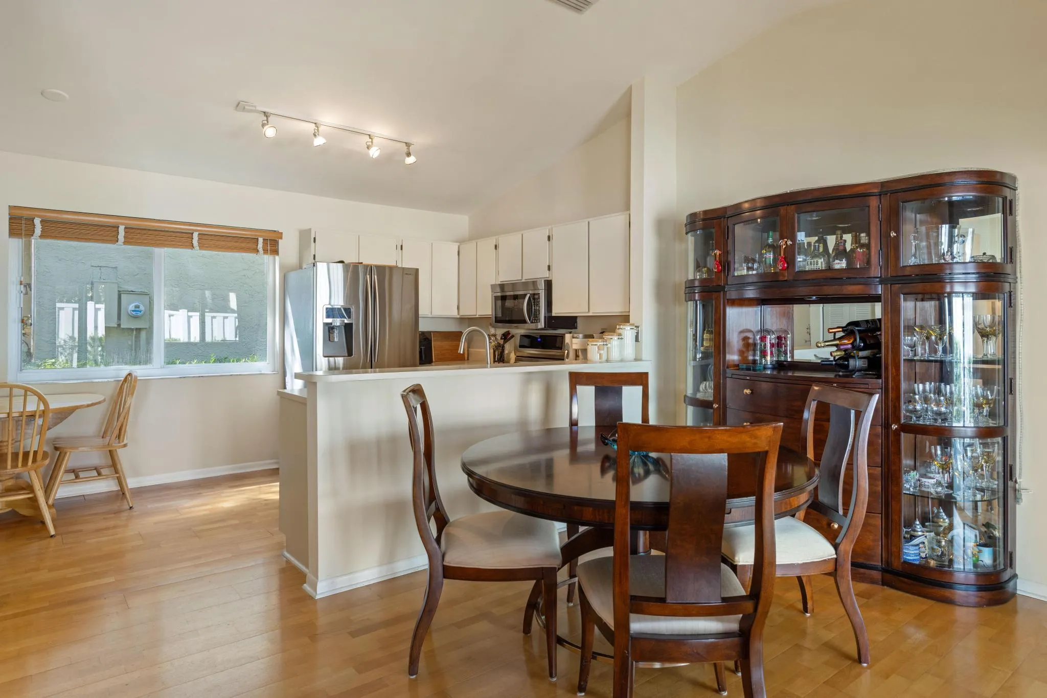 9822 kitchen and chairs and dining
