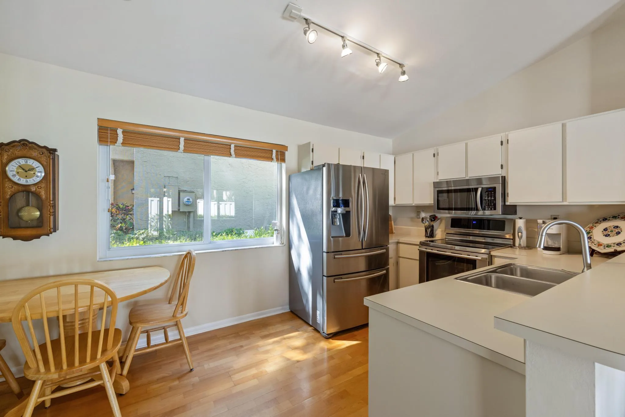 9822 refridge kitchen