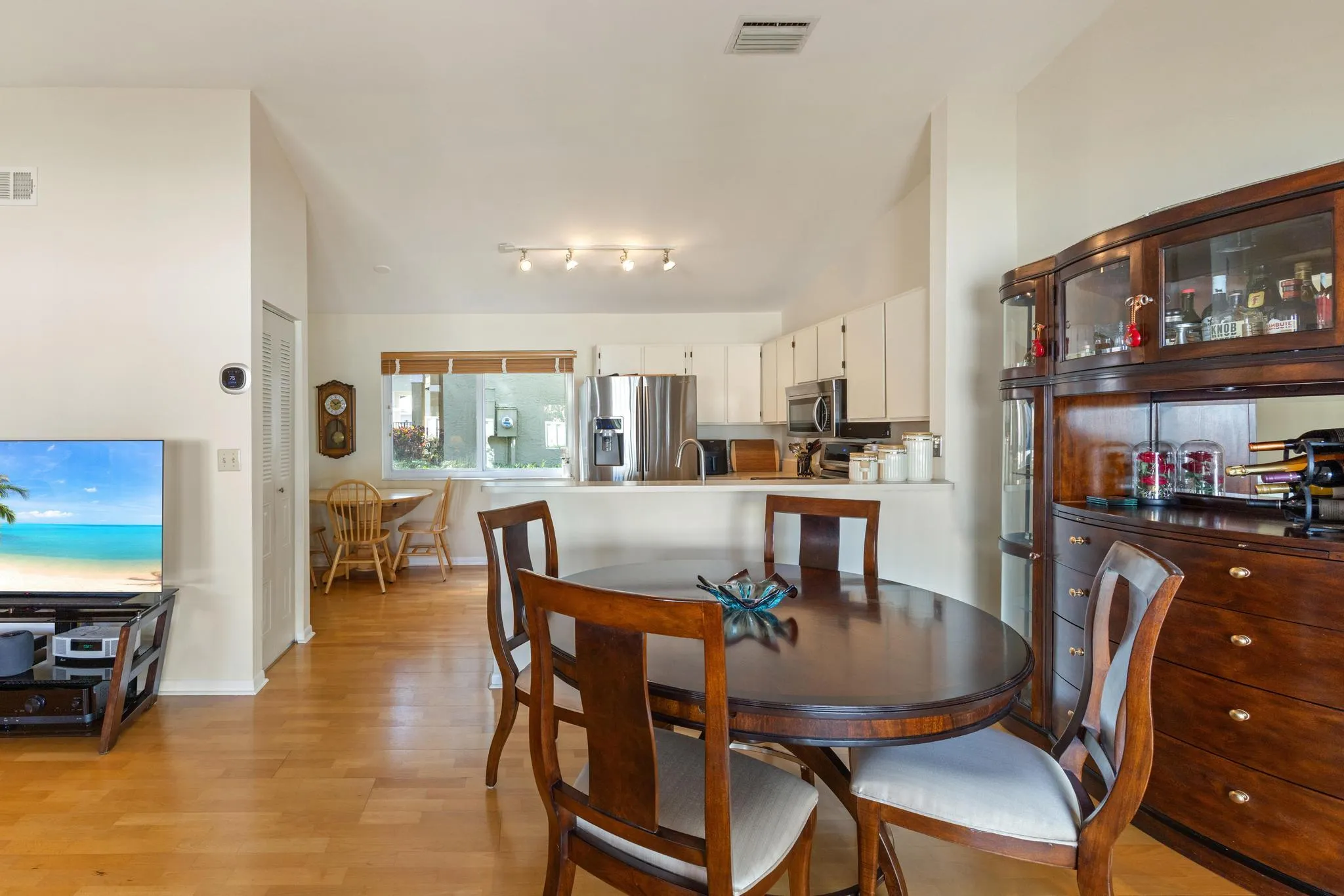 9822 dining and kitchen beautiful