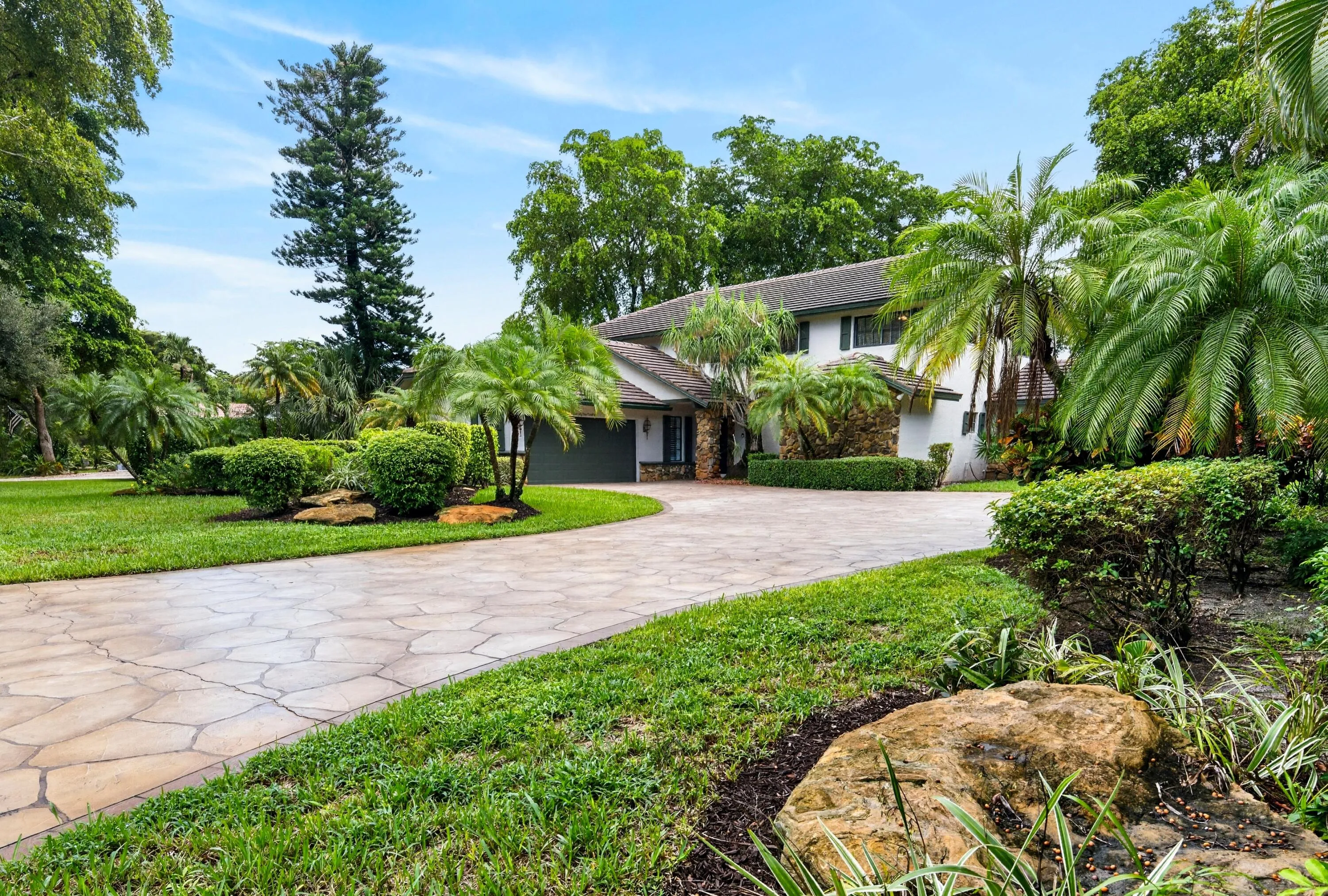 005-003-Front Yard-4000x2699
