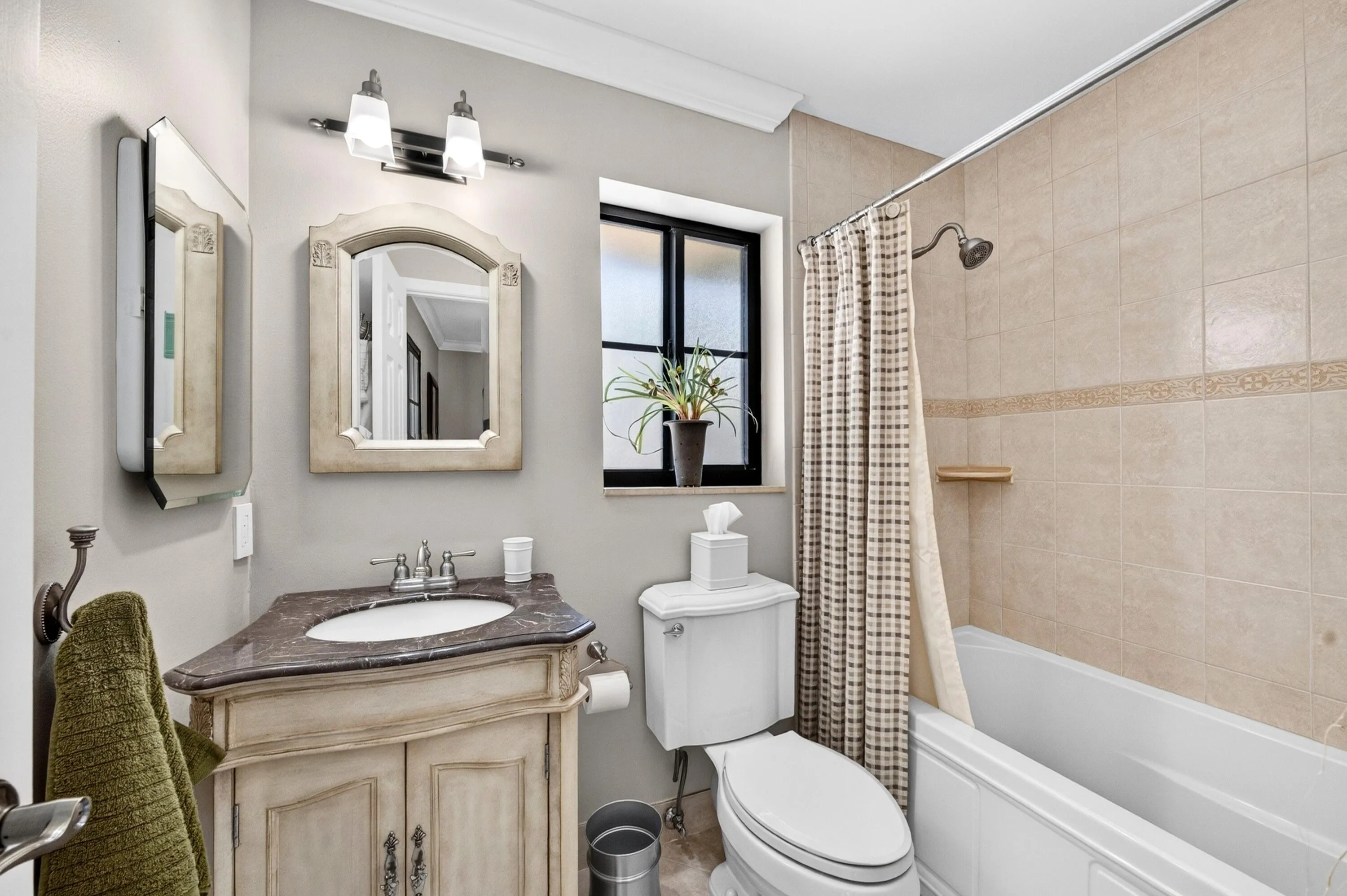 033-061-Upstairs Bathroom-4000x2662