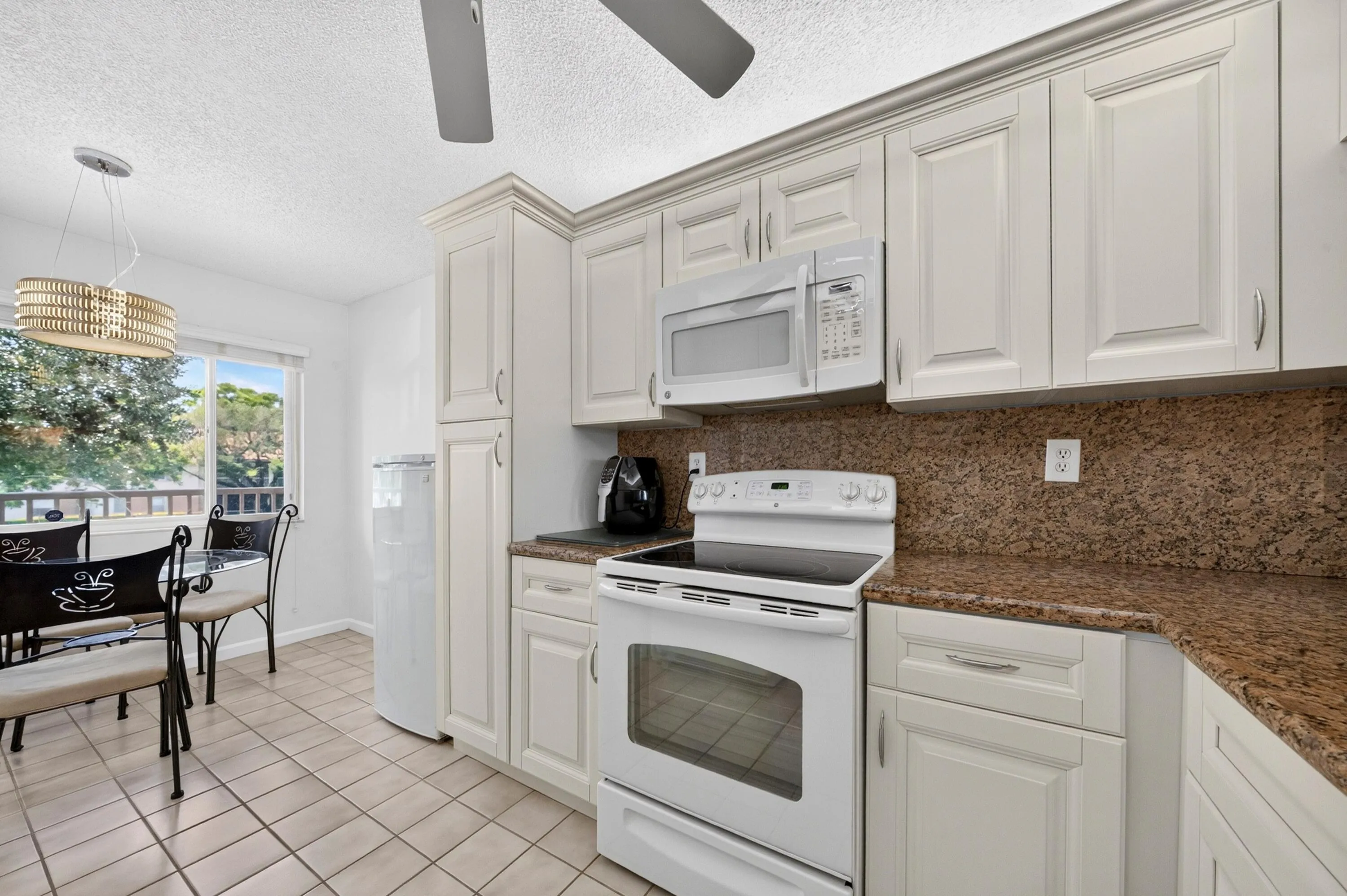 007-032-Kitchen-4000x2662