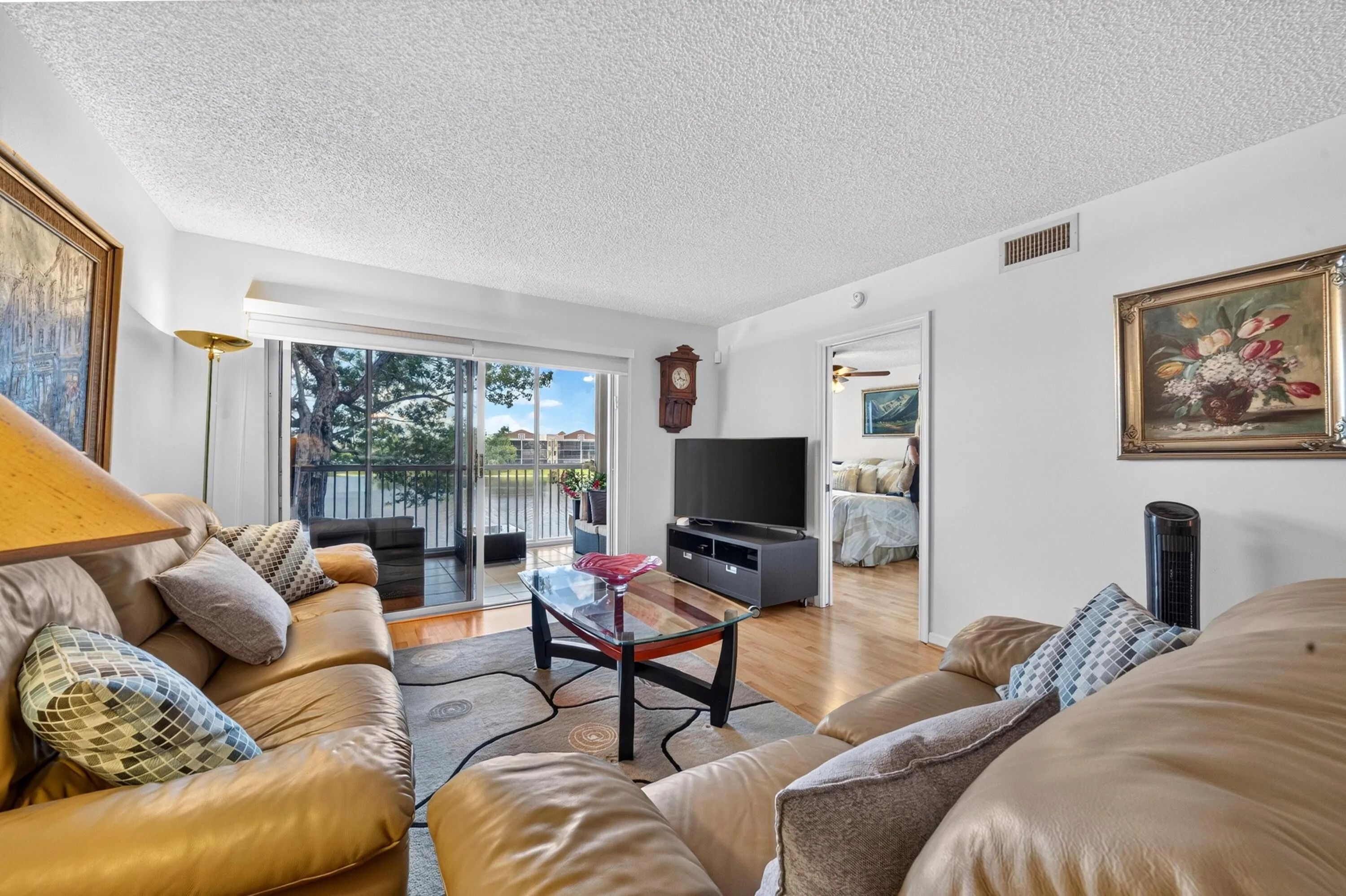 018-038-Living Room-4000x2664