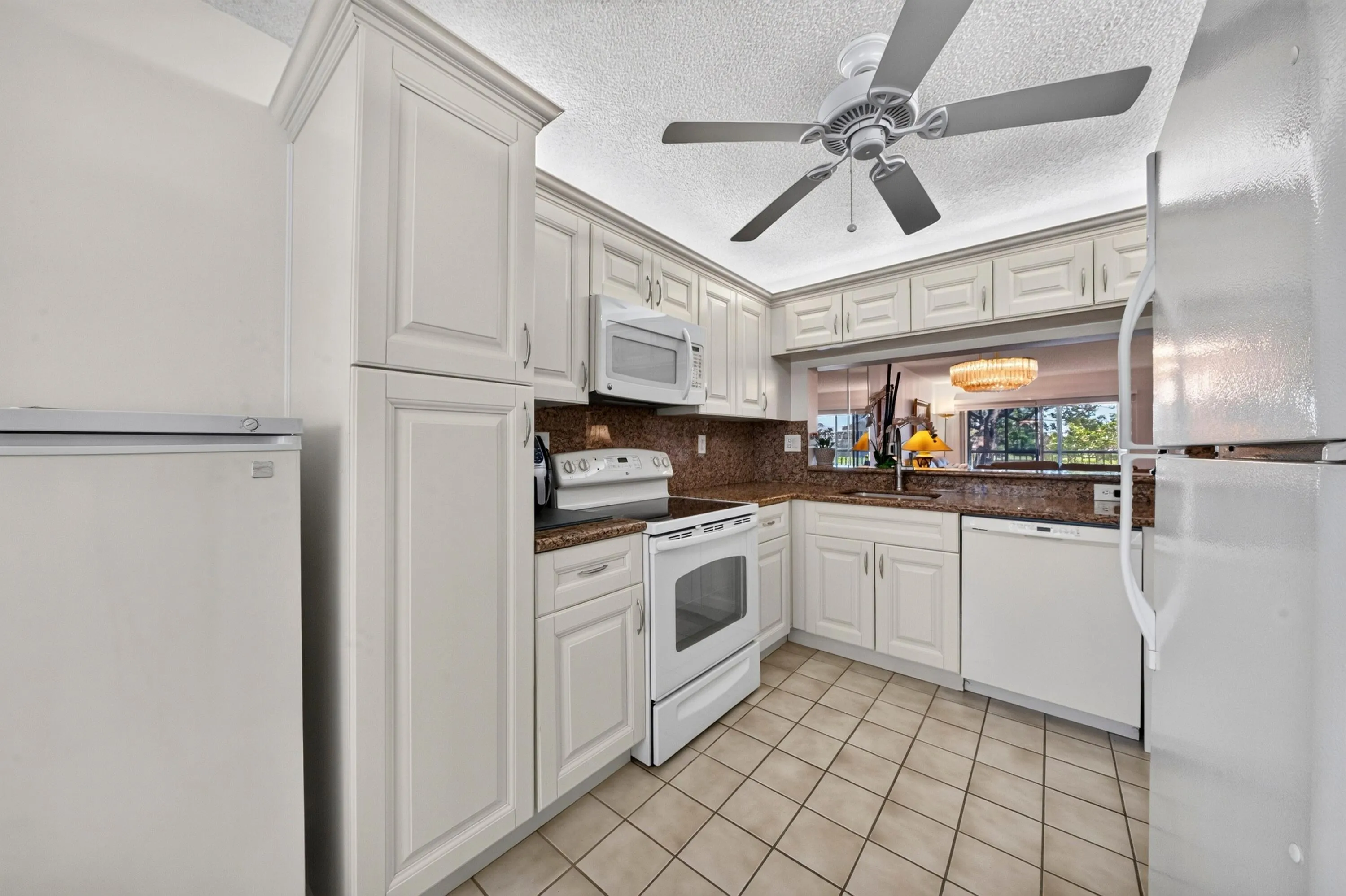 008-025-Kitchen-4000x2664