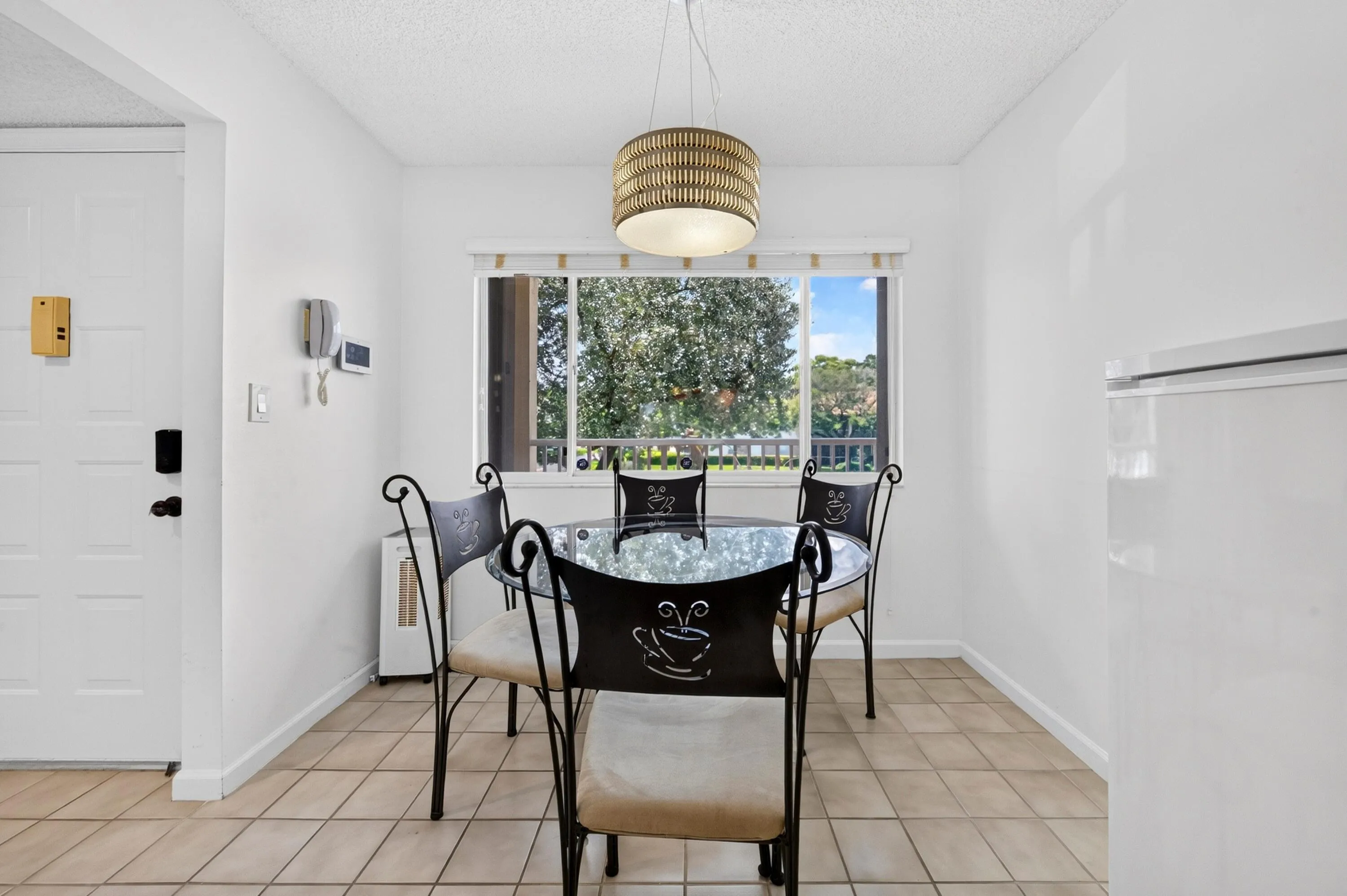 005-005-Breakfast Nook-4000x2662