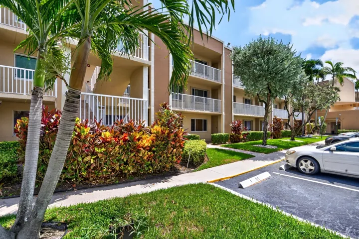 001-023-Exterior Front-4000x2664