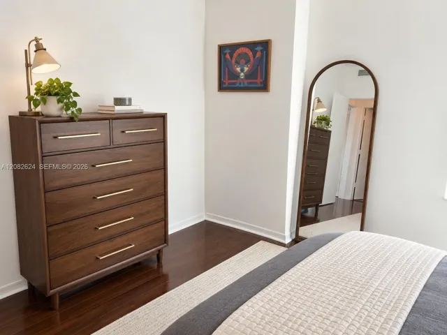 VIRTUALLY STAGED – Bedding and decorative accessories have been digitally enhanced.